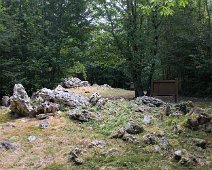Le site avec au 1er plan l'allée N°2 et au fond l'allée N°1  Le site se compose de deux sépultures préhistoriques de type "Allée d'Aquitaine", distantes d'environ 20 mètres l'une de l'autre.